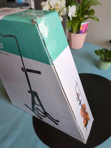 Statief voor een viool en boog beschikbaar voor biedingen
