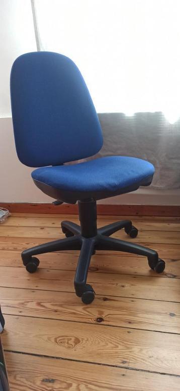 Chaise de bureau bleue à roulettes - pratique - bon état beschikbaar voor biedingen