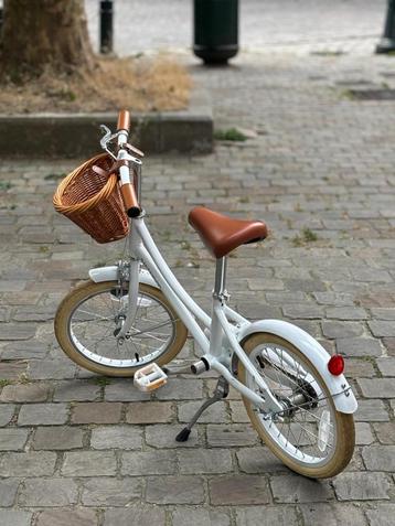 Witte kinderfiets beschikbaar voor biedingen