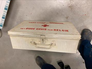 Vintage rode kruis verzorgkist beschikbaar voor biedingen