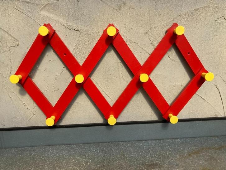 KAPSTOK HARMONICA ROOD GEEL NIEUW, Huis en Inrichting, Woonaccessoires | Kapstokken, Nieuw, Wandkapstok, Minder dan 100 cm, Hout
