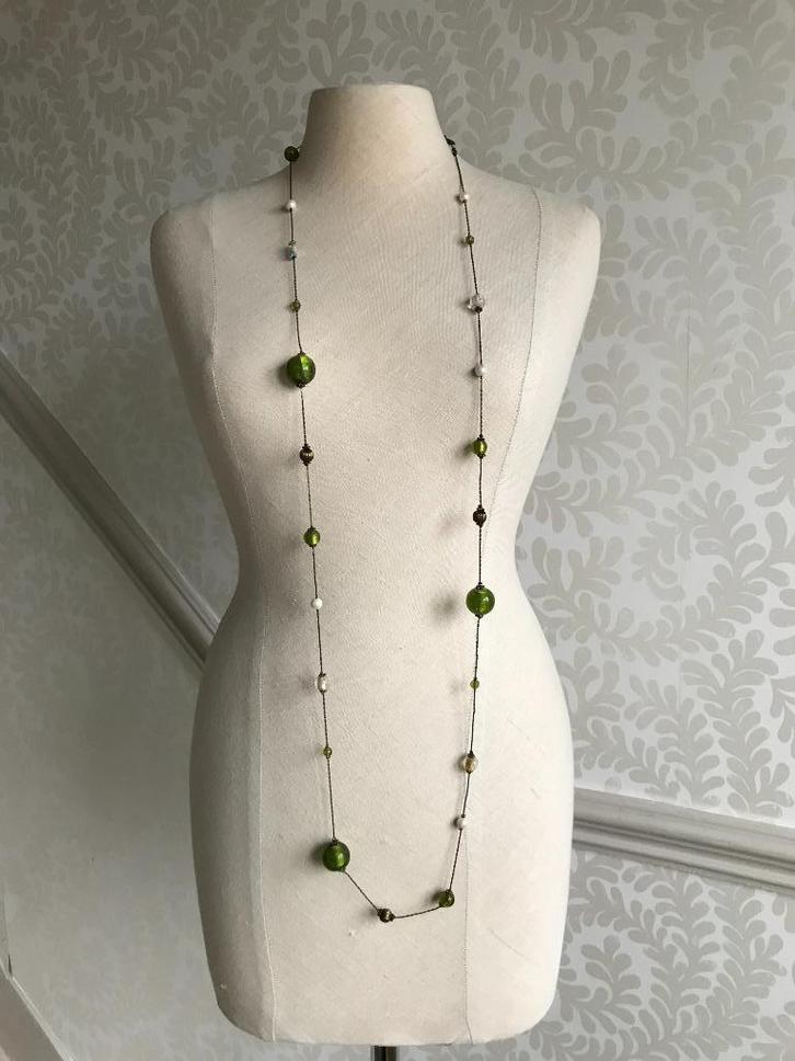 Collier de perles vertes/dorées, Bijoux, Sacs & Beauté, Colliers, Utilisé, Autres matériaux, Or, Enlèvement ou Envoi