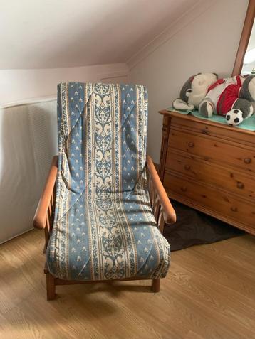 Vintage schommelstoel beschikbaar voor biedingen