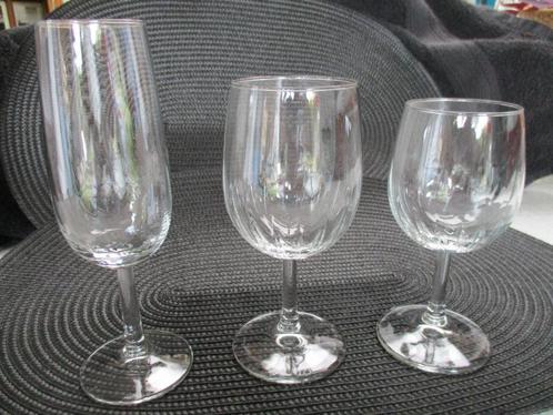 Wijnglazenset met reliëf motief, rood, wit, en champagne, Verzamelen, Glas en Drinkglazen, Nieuw, Overige typen, Ophalen