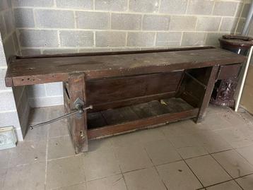 Oude houten werkbank beschikbaar voor biedingen