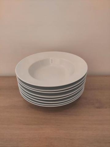 8 grandes assiettes creuses IKEA (Diam 29cm) disponible aux enchères