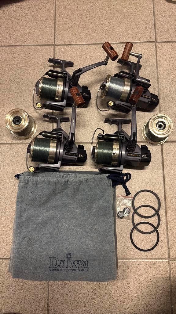 4 x daiwa tournament 5000T met reservespoel, Watersport en Boten, Hengelsport | Karpervissen, Zo goed als nieuw, Molen, Ophalen of Verzenden