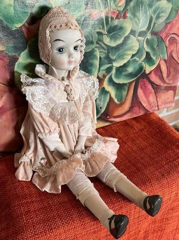 VINTAGE PORCELAIN DOLL h40 cm beschikbaar voor biedingen