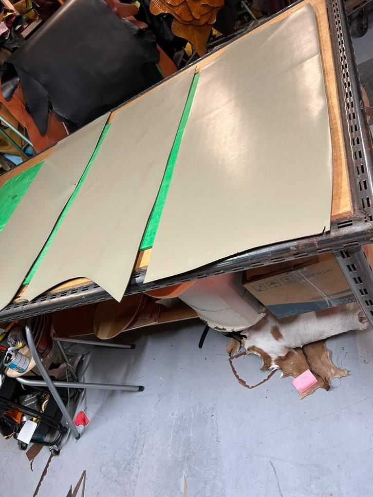 Taupe kleur tuigleer lappen 2,5-3 mm dikte half soepel, Hobby en Vrije tijd, Stoffen en Lappen, Zo goed als nieuw, Ophalen of Verzenden