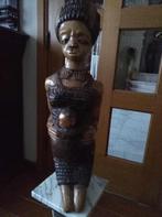 Afrikaans beeld in hout met marmeren staander, Enlèvement ou Envoi