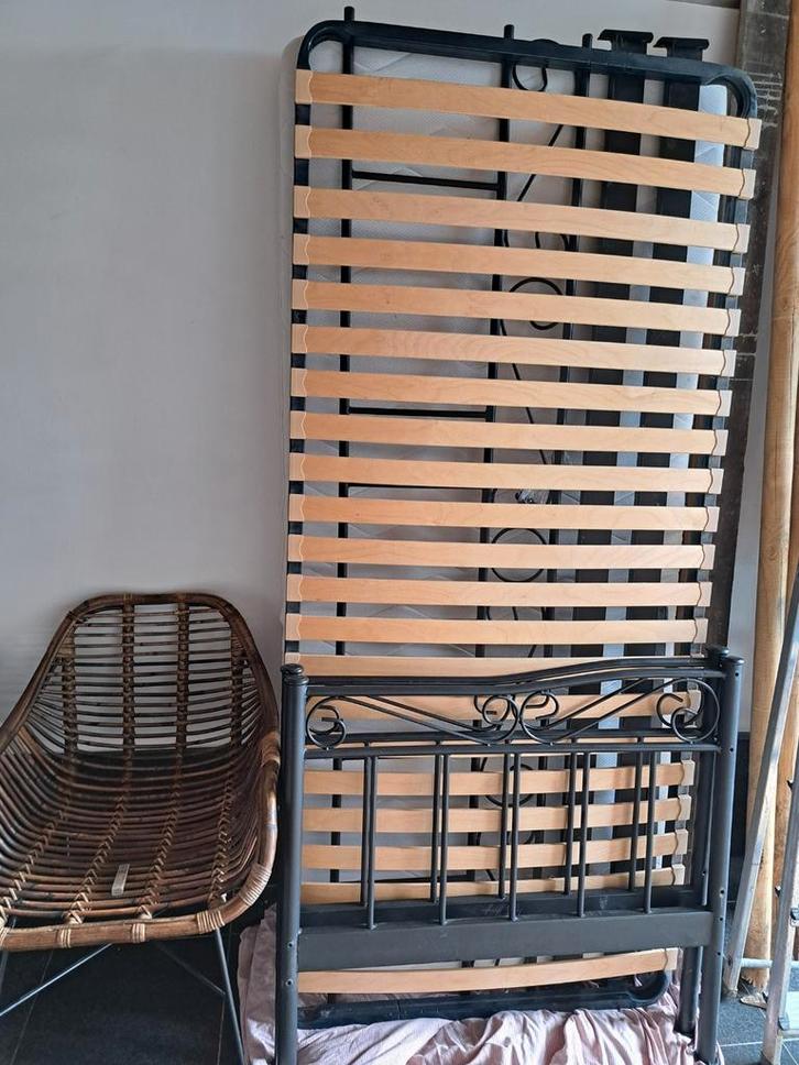 Metalen bedframe 1 persoonsbed plus matras plus lattenbodem, Huis en Inrichting, Slaapkamer | Bedden, Gebruikt, Eenpersoons, 90 cm