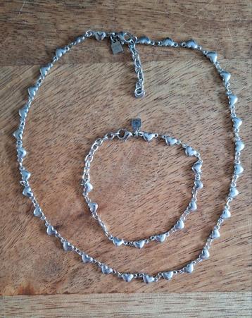 Ketting en armbandje hartjes. Kind beschikbaar voor biedingen