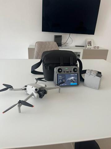 DJI Mini 4 Pro Fly More Combo – 6u gevlogen – €700 beschikbaar voor biedingen