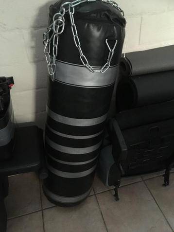 Sac de boxe comme neuf et ceinture de levage haut de gamme disponible aux enchères