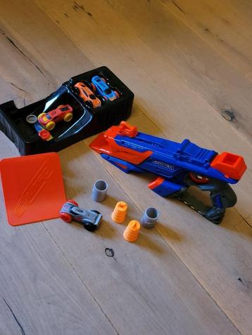 Nerf auto lancer incl 5 auto's : 10 euro