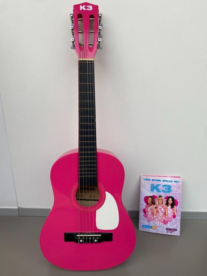 Guitare en bois K3 avec cordes en nylon rose 76 cm, Enfants & Bébés, Jouets | Éducatifs & Créatifs, Comme neuf, Découverte, Sonore