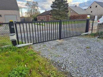 Geautomatiseerde poort met dubbele vleugel in metaal disponible aux enchères