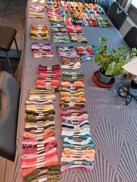 +/- 440 stukjes Borduurgaren 100 % Katoen allemal verschill, Hobby en Vrije tijd, Borduren en Borduurmachines, Nieuw, Borduurgaren of Zijde