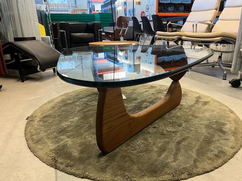Vitra Noguchi coffee table - showroommodel, Huis en Inrichting, Tafels | Salontafels, Nieuw, Overige houtsoorten, Glas, Verzenden