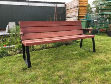 Tuinbank beschikbaar voor biedingen