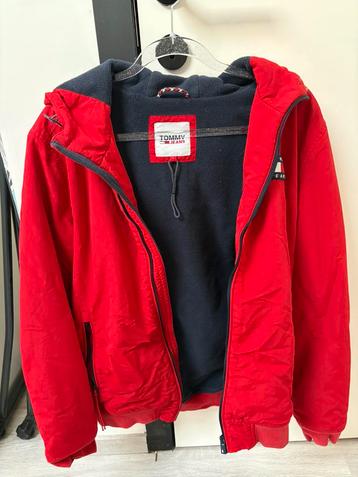 Tommy Jeans rode jas voor heren in perfecte staat L beschikbaar voor biedingen