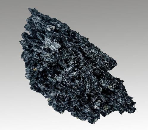Donkerblauwe GLAUCOFAAN kristalgroep uit Italië., Verzamelen, Mineralen en Fossielen, Mineraal, Ophalen of Verzenden