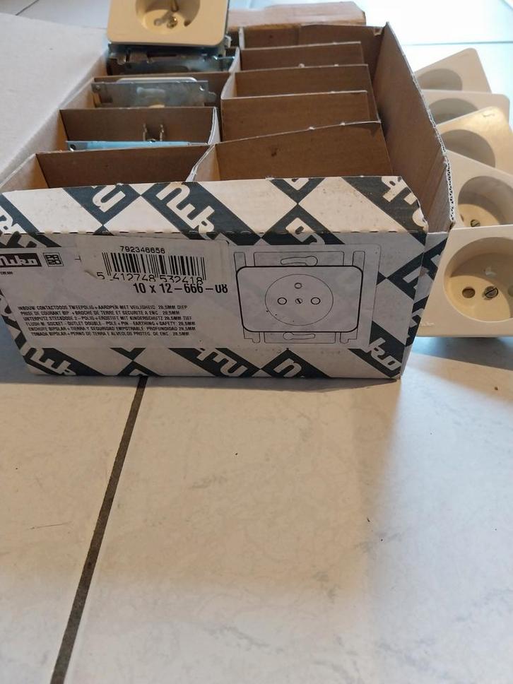 Niko inbouw stopk : 28,5 mm en schakelaars., Hobby en Vrije tijd, Elektronica-componenten, Ophalen