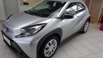 Toyota Aygo X PLAY+ COMFORT PACK (bj 2022), Auto's, Te koop, Zilver of Grijs, 72 pk, Stadsauto