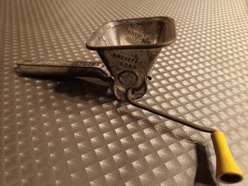 Vintage franse peterselie molen  beschikbaar voor biedingen