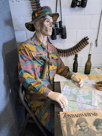 Compleet camouflage uniform officier zonder de mannequin  beschikbaar voor biedingen