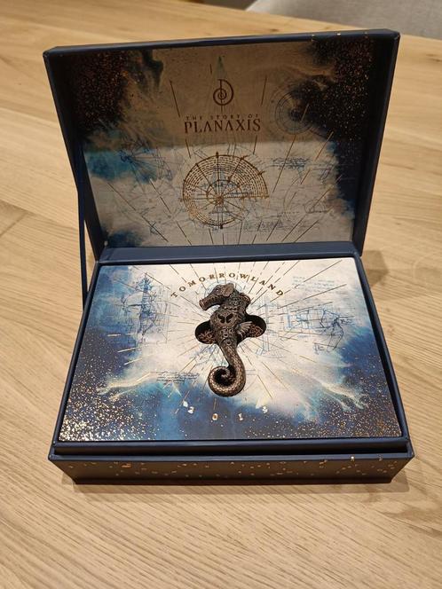 Tomorrowland 2018 case incl. hanger en bandje, Verzamelen, Merken en Reclamevoorwerpen, Zo goed als nieuw, Overige typen, Ophalen of Verzenden