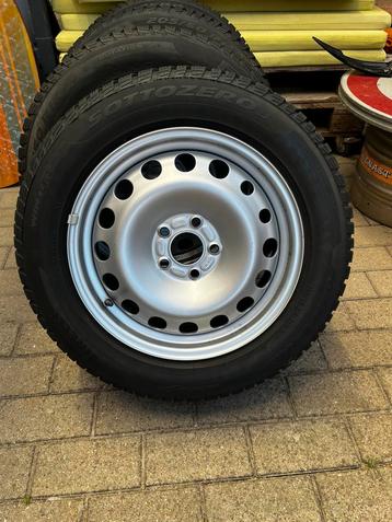Winterbanden Pirelli op bijna nieuwe stalen velgen beschikbaar voor biedingen