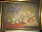 Schilderij van hoge fruitschaal met appels in glazen kom., Ophalen of Verzenden