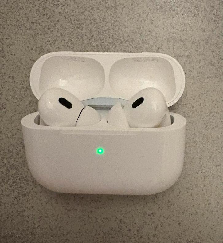 AirPods Pro (2de generatie) + 2 cases, Telecommunicatie, Mobiele telefoons | Oordopjes, Zo goed als nieuw, In gehoorgang (in-ear)