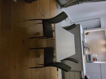 Tafel met stoelen te koop beschikbaar voor biedingen