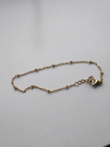 Fijn verguld armbandje met kleine kraaltjes beschikbaar voor biedingen