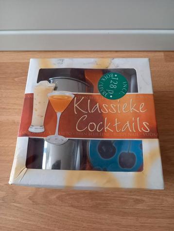 HET MAKEN VAN KLASSIEKE COCKTAILS beschikbaar voor biedingen