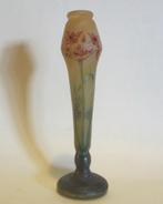 Antiek cameo glazen Daum Nancy vaasje, zuur geëtst, ca 1910, Verzenden
