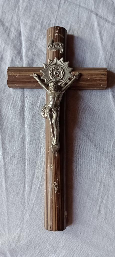 Crucifix métal et bois 10x20x3, Antiquités & Art, Antiquités | Objets religieux, Enlèvement ou Envoi
