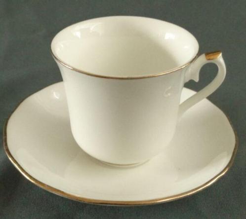 QUEEN ANNE ENGLAND tasse et soucoupe H7xO7.5cm 15cl blanc av, Maison & Meubles, Cuisine | Vaisselle, Utilisé, Enlèvement ou Envoi
