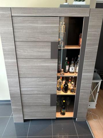 Vitrine kast met verlichting. Ong 2 m hoog en 1m breed beschikbaar voor biedingen