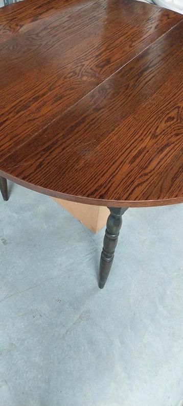 Ronde tafel en 6 stoelen beschikbaar voor biedingen