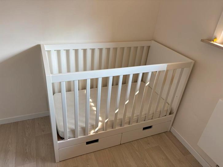 Babybed ikea stuva + aerosleep matras, beschermer en lakens, Kinderen en Baby's, Babywiegjes en Ledikanten, Zo goed als nieuw