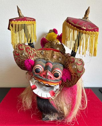 Aziatische kunst - Zeldzame barong van hout en textiel uit B beschikbaar voor biedingen