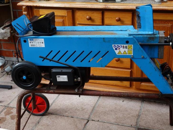 HOUTKLIEFMACHINE TE HUUR, Doe-het-zelf en Bouw, Gereedschap | Overige machines, Ophalen
