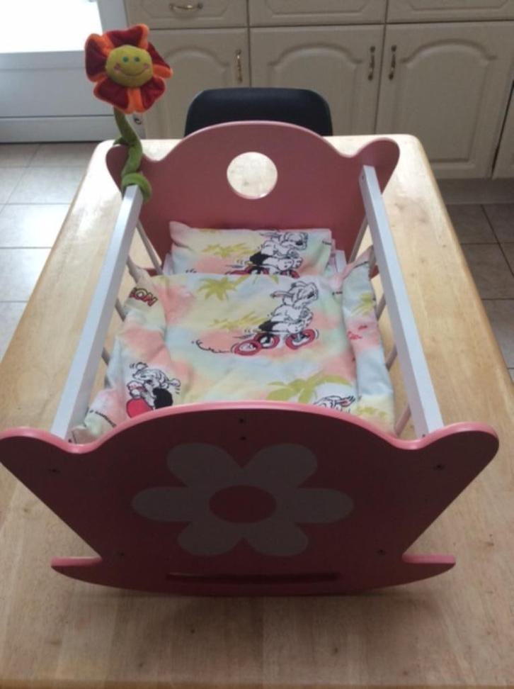 Te koop poppen bed ( wieg ) + pop met kleding, Kinderen en Baby's, Speelgoed | Poppen, Zo goed als nieuw, Overige typen, Ophalen of Verzenden