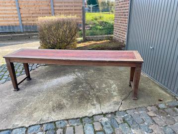 Antieke tafel van oud gerechtsgebouw beschikbaar voor biedingen