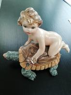 Biscuitbeeldje kindje op schildpad, Antiek en Kunst, Curiosa en Brocante, Ophalen