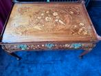 Salontafeltje met inlegwerk en glas top., Antiek en Kunst, Ophalen