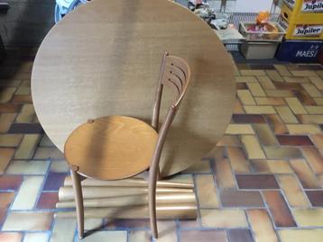 Table ronde en bois et 4 chaises